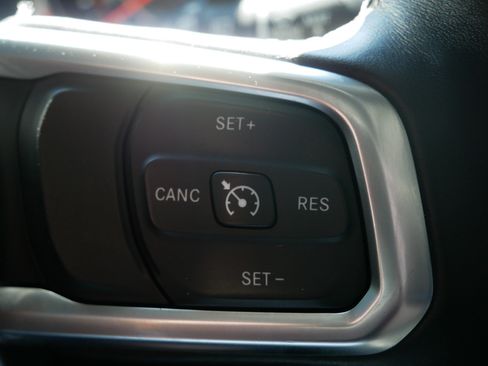 Used 2018 Jeep Wrangler Unlimited Sahara AWD/4WD image 31