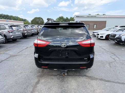 Used 2016 Toyota Sienna XLE FWD image 7