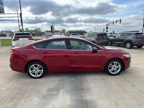 Used 2018 Ford Fusion SE w/ Fusion SE Technology Package image 2
