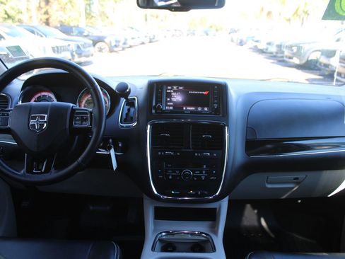 Used 2016 Dodge Grand Caravan SXT image 32