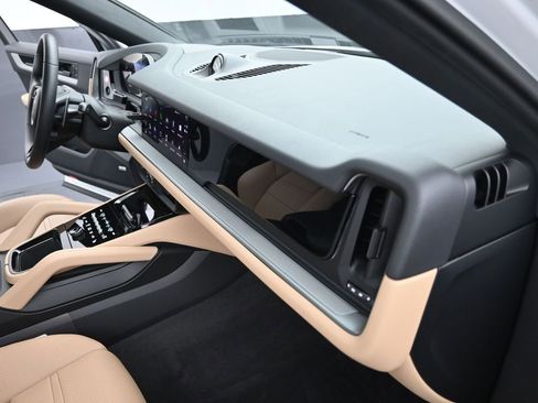 Certified 2025 Porsche Cayenne Coupe AWD/4WD image 22