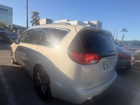 Used 2020 Chrysler Pacifica Limited w/ Tire & Wheel Group image 2