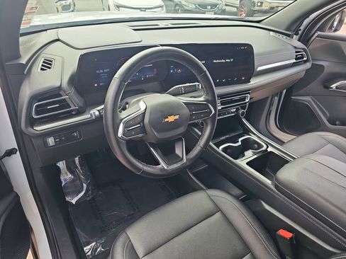 Used 2025 Chevrolet Traverse LT FWD image 17