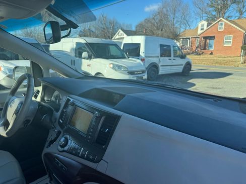 Used 2012 Toyota Sienna Limited image 81