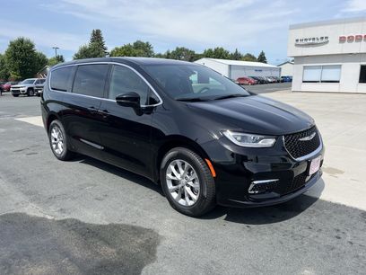Used 2025 Chrysler Pacifica Select