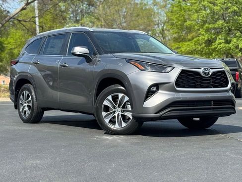 New 2026 Toyota Highlander XLE AWD/4WD image 2