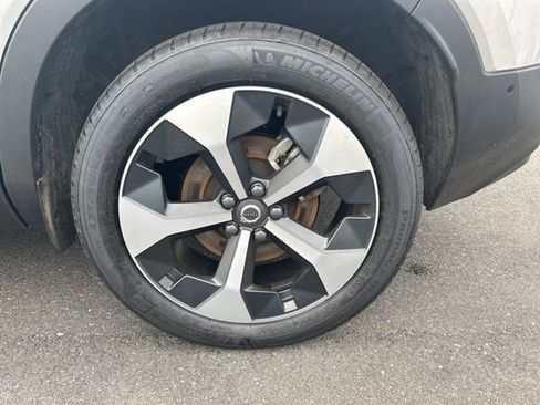 Certified 2025 Volvo XC40 B5 Plus image 9