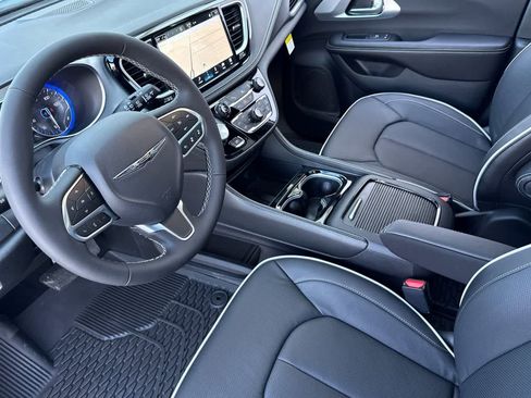 New 2026 Chrysler Pacifica Limited image 11