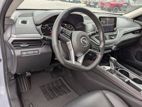 Used 2024 Nissan Altima 2.5 SR FWD image 2
