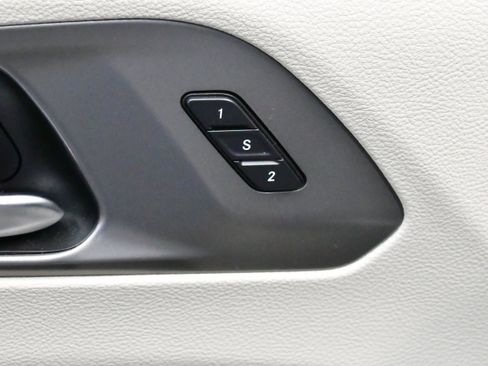 Used 2023 Chrysler Pacifica Touring-L FWD image 18