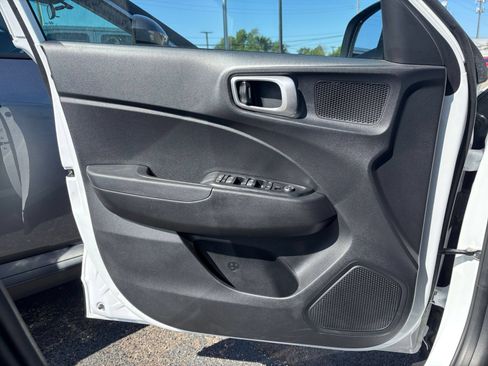 Used 2025 Hyundai Venue SEL FWD image 18