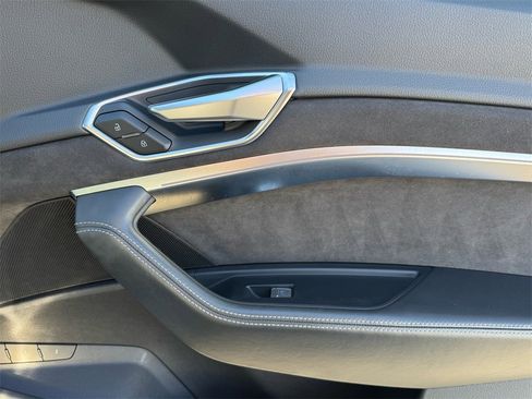 Used 2019 Audi e-tron Prestige w/ Prestige Package image 24