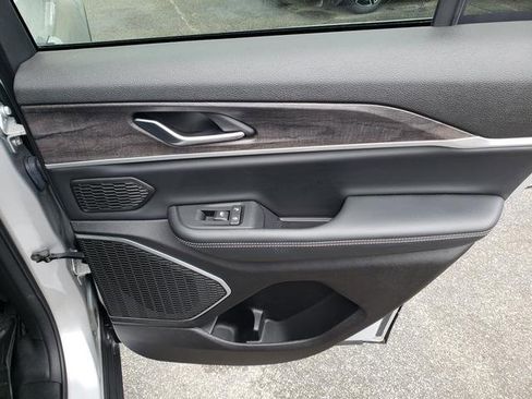 Used 2022 Jeep Grand Cherokee Limited image 15