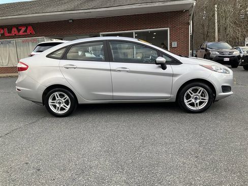 Used 2019 Ford Fiesta SE image 4