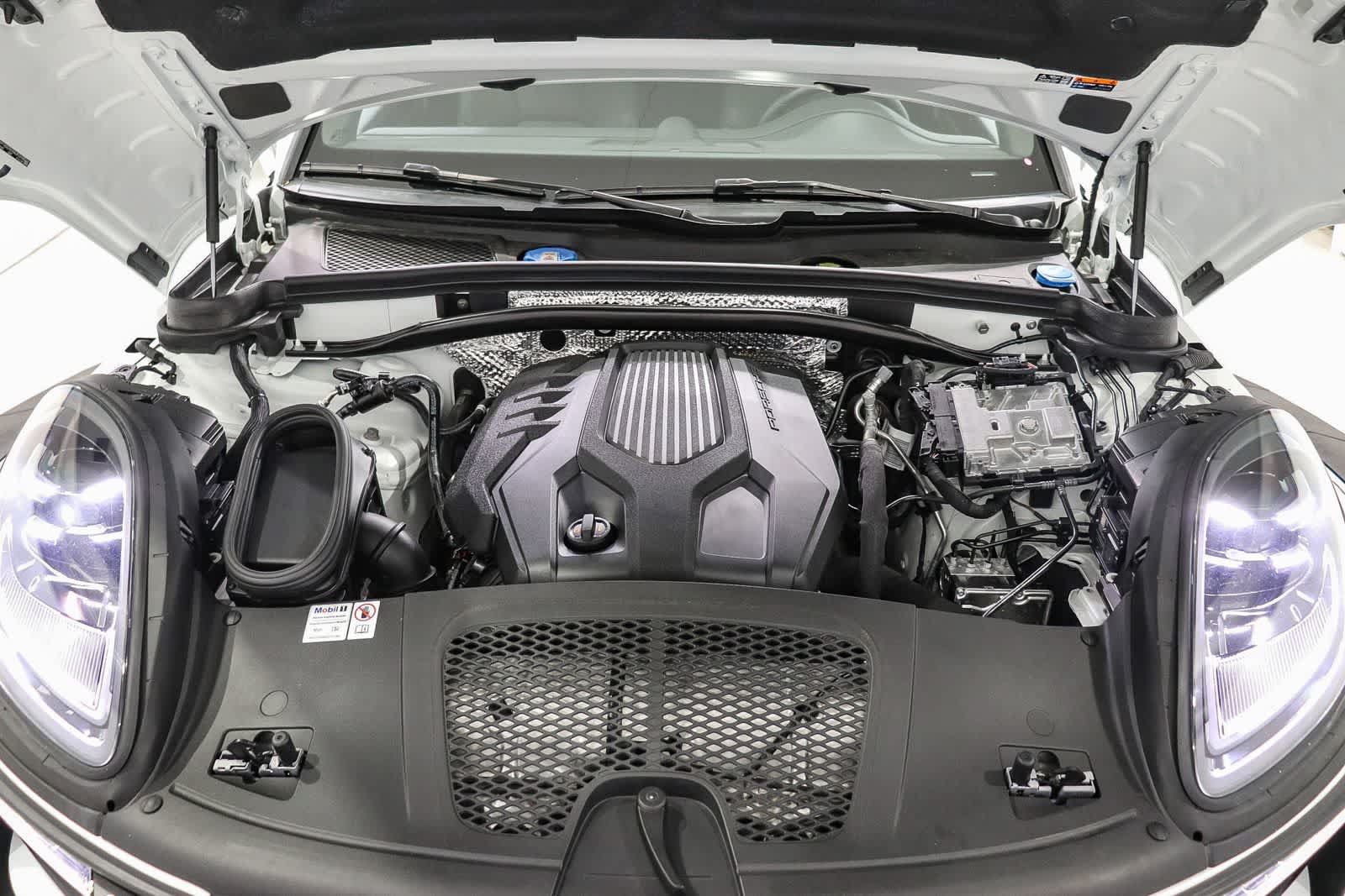 Used 2024 Porsche Macan AWD/4WD image 28