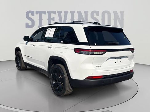 Used 2022 Jeep Grand Cherokee Altitude AWD/4WD image 3