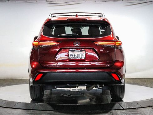 Used 2023 Toyota Highlander XLE FWD image 3