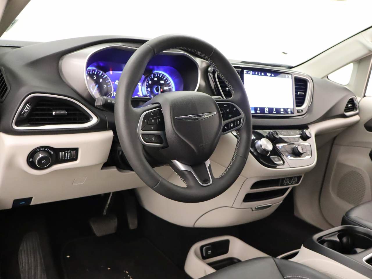 Used 2024 Chrysler Pacifica Touring-L FWD image 14