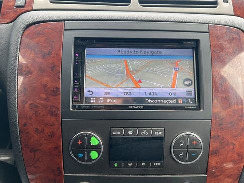 Used 2011 Chevrolet Suburban LT image 19