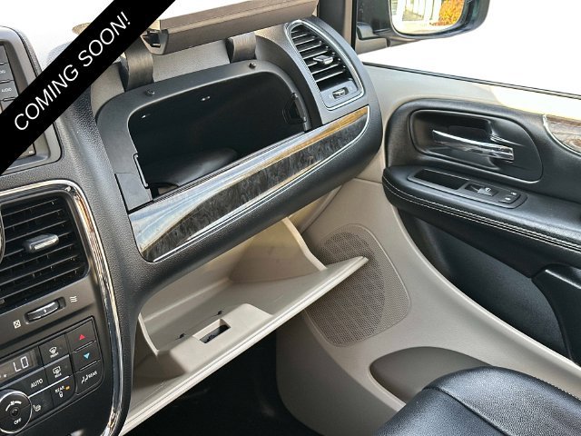 Used 2016 Chrysler Town & Country Touring-L FWD image 31