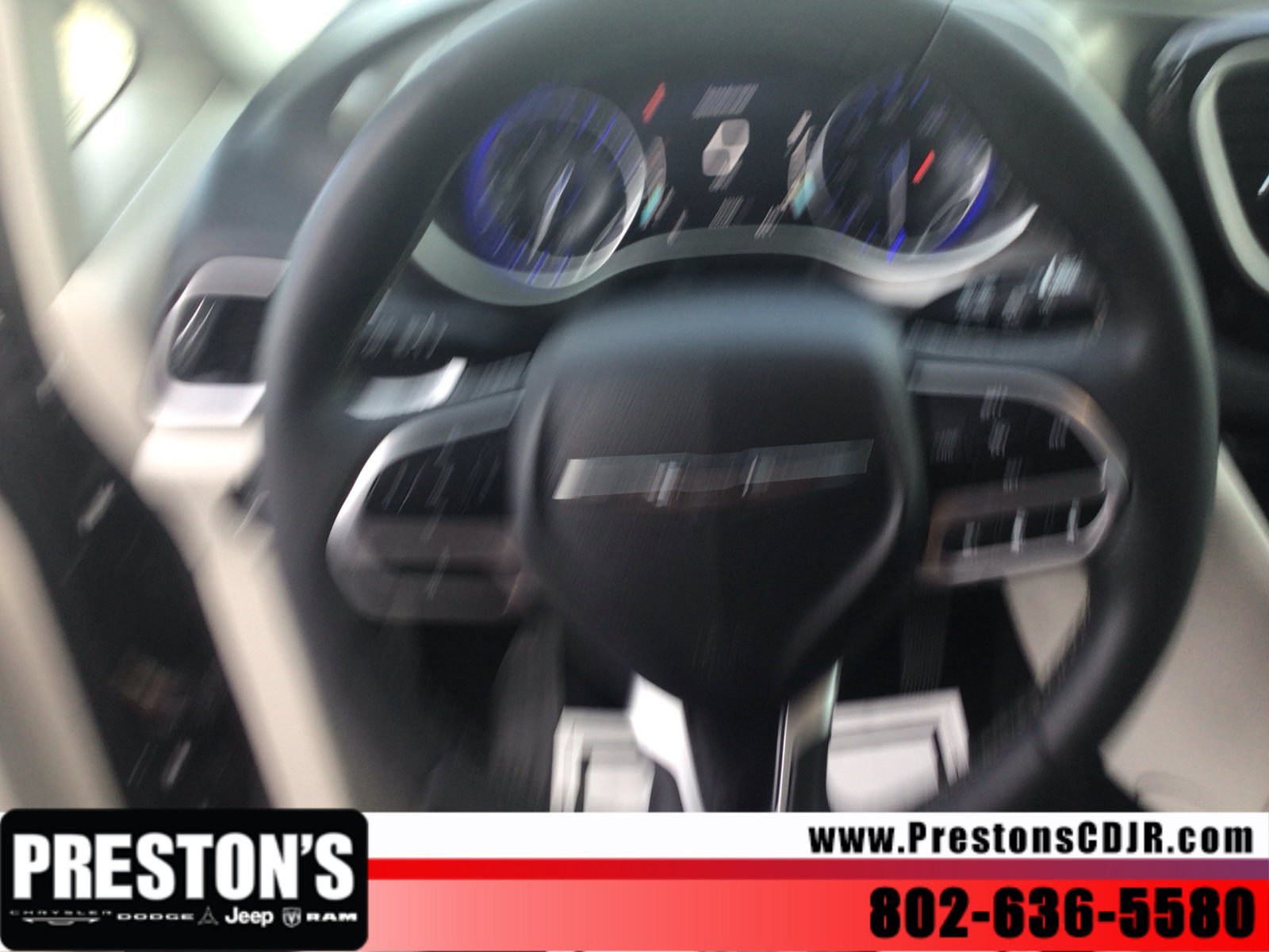 Used 2024 Chrysler Pacifica Touring-L FWD image 11