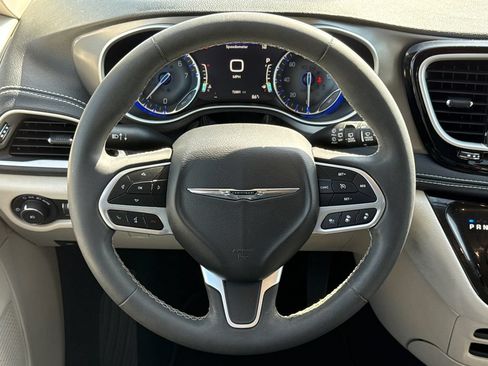Used 2023 Chrysler Pacifica Touring-L FWD image 14