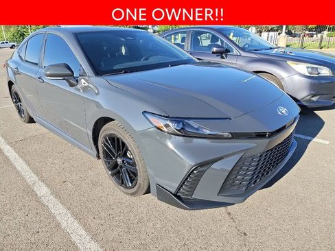 Used 2025 Toyota Camry SE image 3