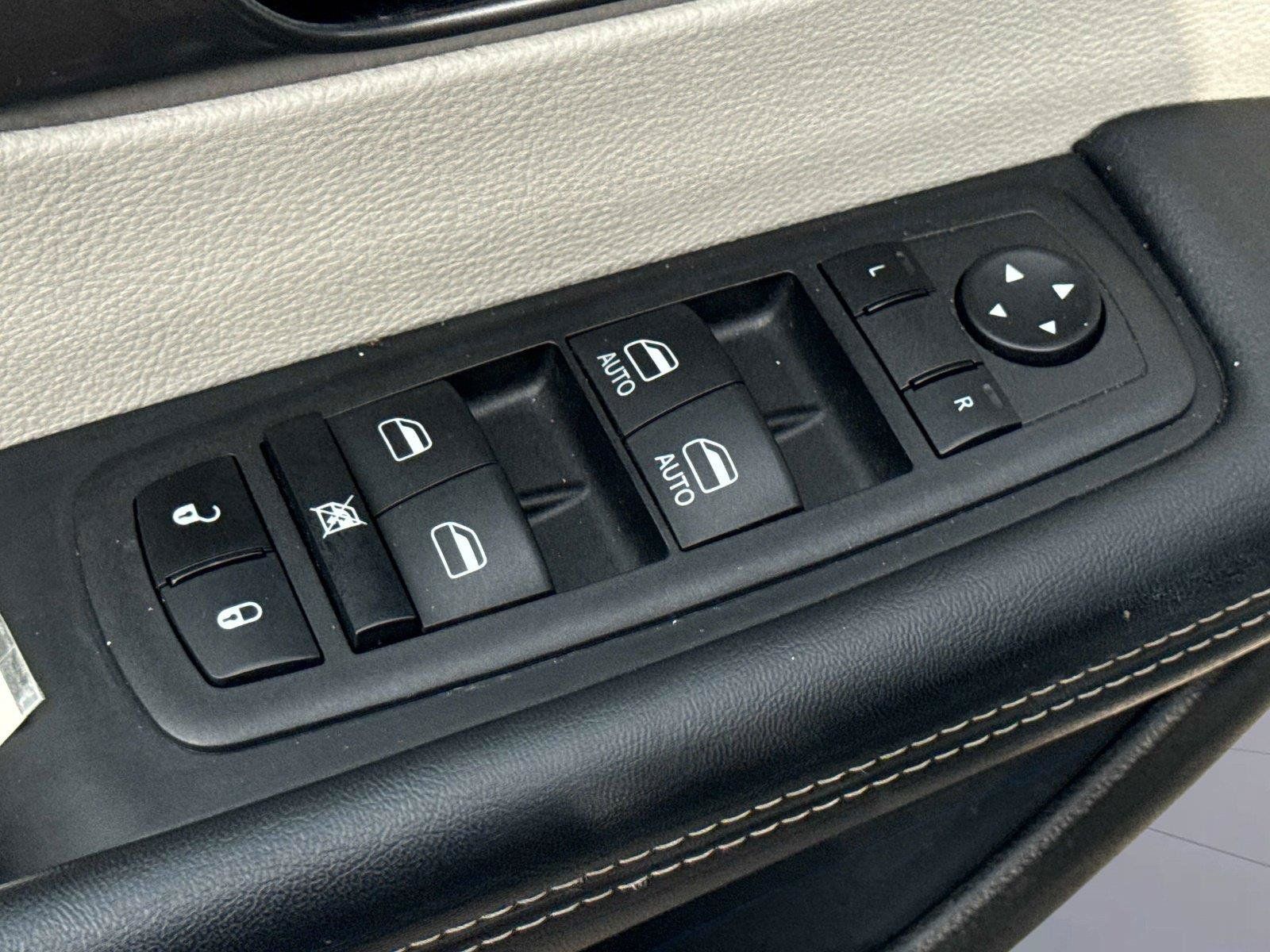 Used 2023 Chrysler Pacifica Touring-L FWD image 19