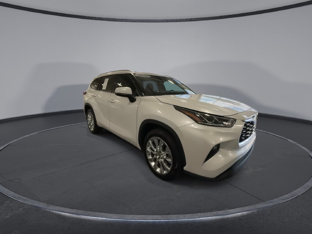 Used 2023 Toyota Highlander Limited FWD image 3