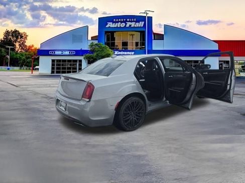Used 2018 Chrysler 300 S w/ 300S Premium Group image 32