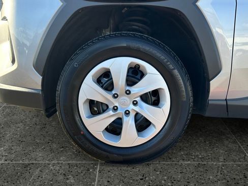 Used 2025 Toyota RAV4 LE AWD/4WD image 4