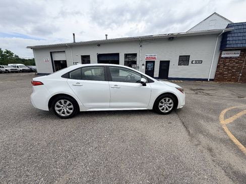 Used 2022 Toyota Corolla LE FWD image 22