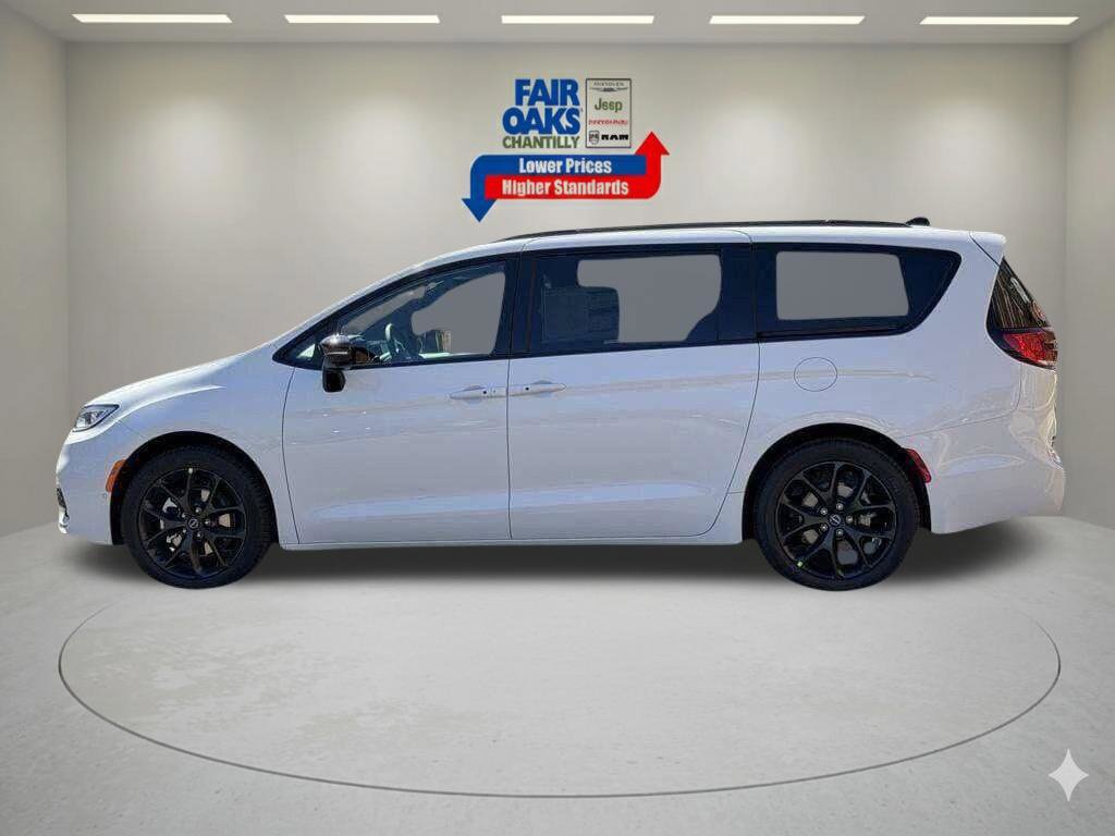 New 2026 Chrysler Pacifica Select w/ S Appearance Package FWD image 9