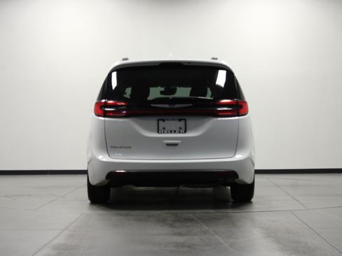 Used 2022 Chrysler Pacifica Touring-L FWD image 5