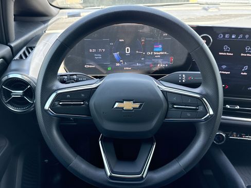 Used 2025 Chevrolet Equinox EV LT image 18