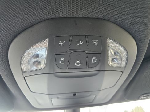 Used 2025 Chrysler Pacifica Select image 37