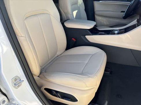 New 2025 Jeep Grand Cherokee Limited w/ Luxury Tech Group II image 10