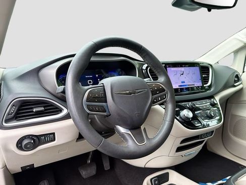 Used 2023 Chrysler Pacifica Touring-L FWD image 12