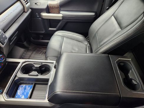 Used 2017 Ford F350 Lariat w/ Chrome Package image 27