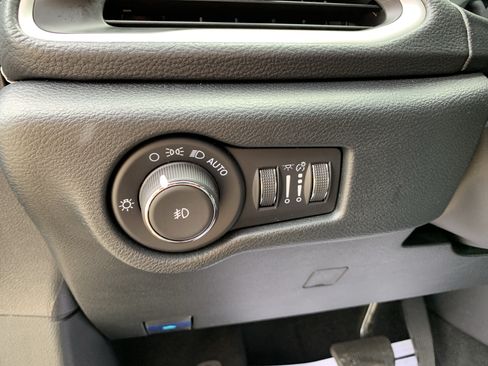 Used 2025 Chrysler Pacifica Select FWD image 18