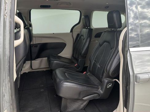Used 2022 Chrysler Pacifica Touring-L FWD image 14