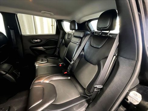 Used 2019 Jeep Cherokee Latitude Plus w/ Comfort/Convenience Group AWD/4WD image 15