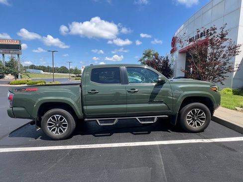 Used 2022 Toyota Tacoma TRD Sport w/ TRD Premium Sport Package AWD/4WD image 4
