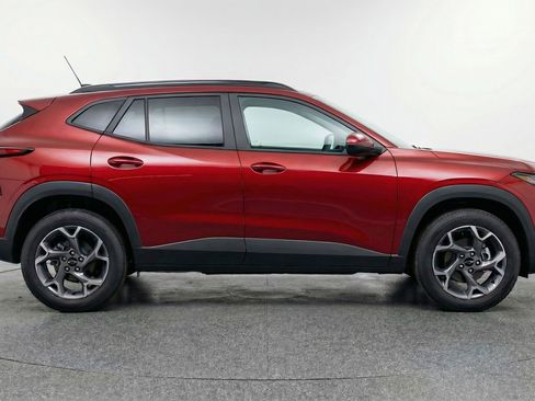 Used 2025 Chevrolet Trax LT w/ LT Convenience Package image 11