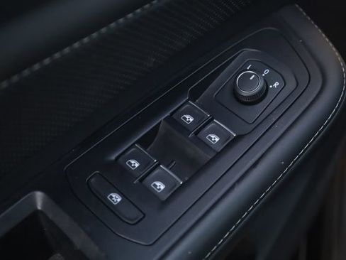 Used 2025 Volkswagen Atlas Cross Sport SE image 17