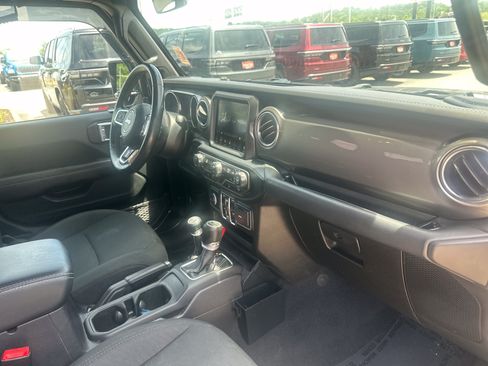 Used 2020 Jeep Wrangler Unlimited Sahara AWD/4WD image 30