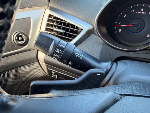 Used 2017 Hyundai Veloster Value Edition image 16