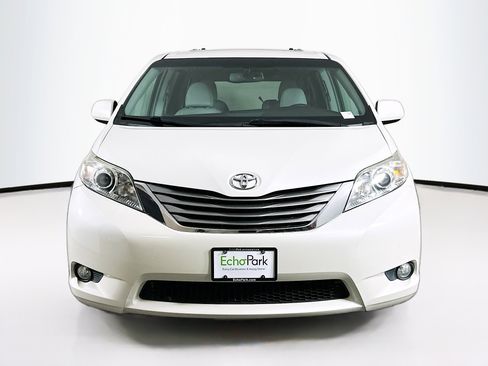 Used 2015 Toyota Sienna XLE Premium image 2