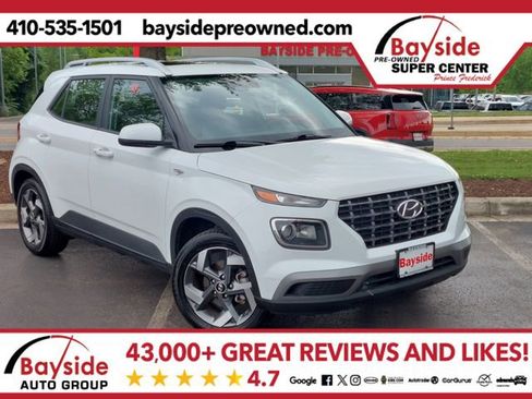 Used 2025 Hyundai Venue SEL FWD image 1