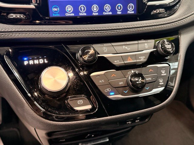 Used 2019 Chrysler Pacifica Limited w/ S Appearance Package FWD image 12